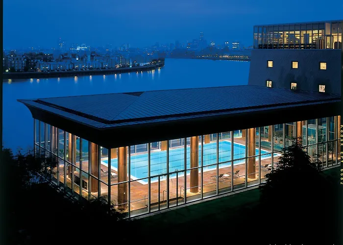 Canary Riverside Plaza Hotel